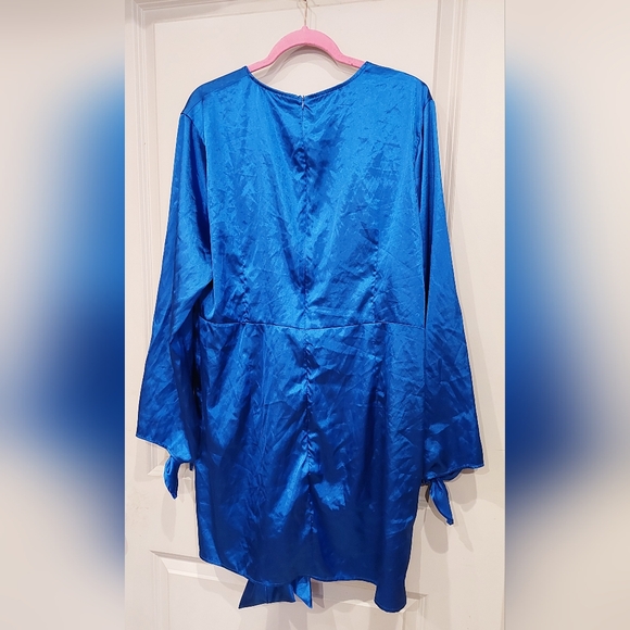 BNWOT Shein Deep V-Neck Tied Mini-dress - Picture 4 of 6